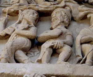 Scène sculptée sur l'église de Beaulieu