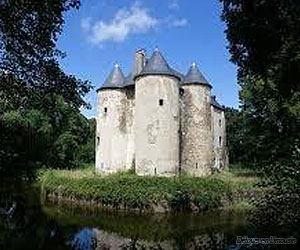 Château de Bazaneix avec ses douves