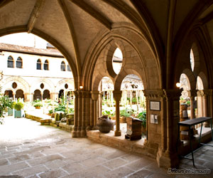 A l'intérieur du cloître de Tulle