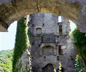 Passage voûté dans les Tours de Merle