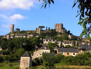 Village de Turenne, au pied de son château