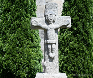 Une croix sculptée devant l'église Saint-Germain