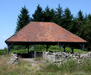 Le sanctuaire du Puy Lautard avec son toit de protection