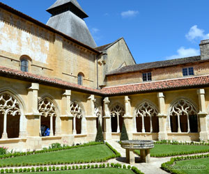 Intérieur du cloître de Cadouin