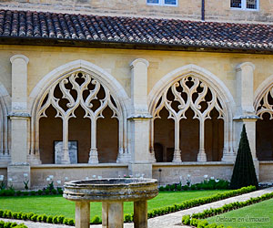 Intérieur du cloître de Cadouin