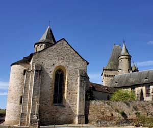 Église et château de Jumilhac en arrière plan