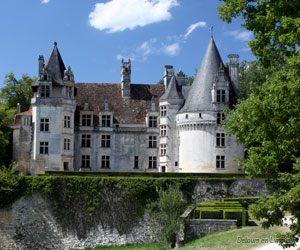 Façade du château de Puyguilhem