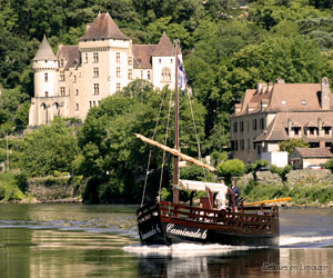 Gabare devant la Roque-Gageac