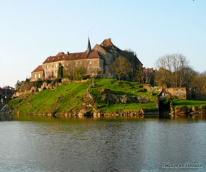 Saint-Benoit-du-Sault au bord de son étang