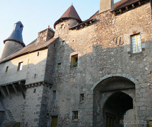 Une porte fortifiée