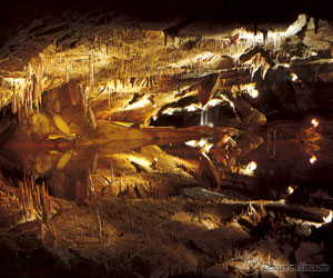 Reflet dans un lac souterrain des grottes de Lacave