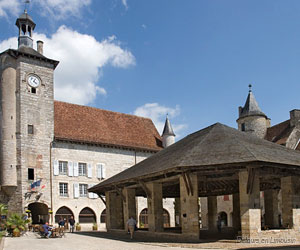 La halle au centre de Martel