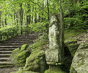 Sculptures au bord d'un chemin à Ambazac