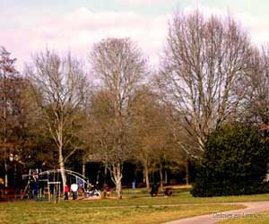 Aire de jeu au Parc du Mas Jambost