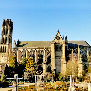 La Cathédrale vue des jardins