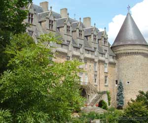 Vue du château de Rochechouart depuis le parc.