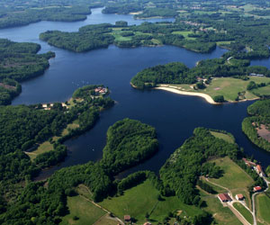 Vue aérienne du lac de Saint-Pardoux