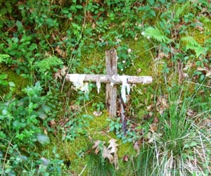 Ex-voto à proximité d'une fontaine