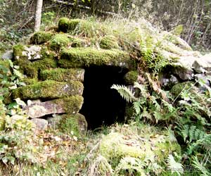 Une loge de berger au bord d'un sentier